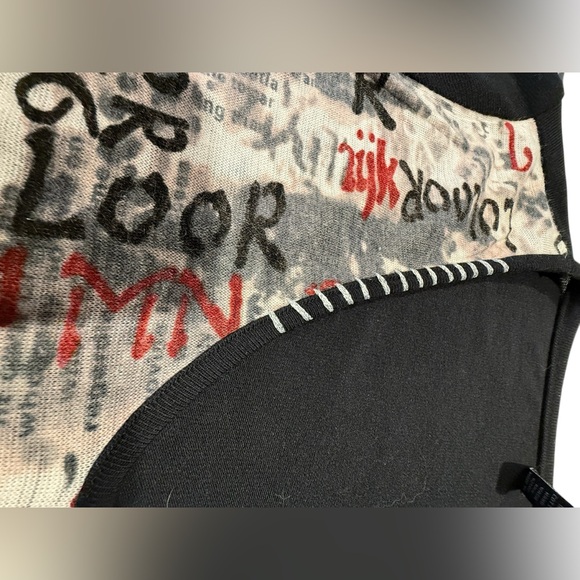 Sacred Threads Black and White Asymmetrical Graphic Long Sleeve Top - Picture 7 of 11